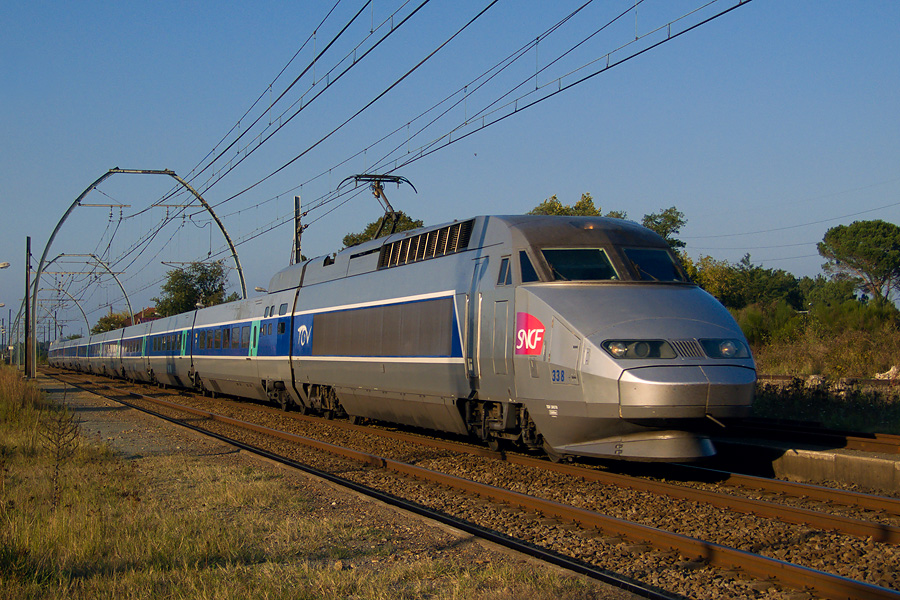 Le TGV A 338 passant à Rion des Landes file sur Dax le 19.09.2008.jpg